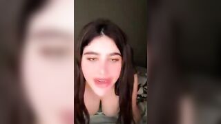 بتتصور اول ما تصحى من النوم بقميص النوم وبتقول يلا شوفونى عمل ايه فى يومى انهردة سكس مصري