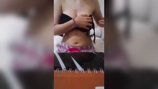 بتلعب في كسها بقلم الوان ضربت سبعه ونص علي الطرابيزه  سكس تويتر نيك امامي