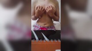 بتلعب في كسها بقلم الوان ضربت سبعه ونص علي الطرابيزه  سكس تويتر نيك امامي