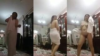 اللبوه لف نفسها بطرحه بيضه سكس مصري   وهي عريانه ملط و نزله شرمطه وهي بترقص  بتفتح رجلها عشان كسها يبان