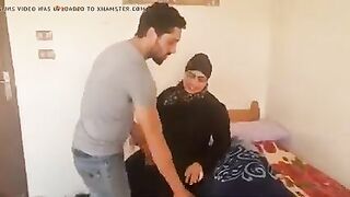 شرموطة السيده زينب اخت ام سجده  سكس  مع عشيقها العيل الصغير علي السرير فاشخ كسها و طيزها نيك من الاخر