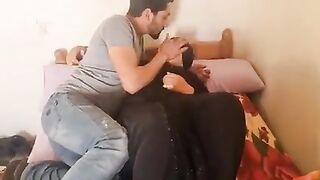 شرموطة السيده زينب اخت ام سجده  سكس  مع عشيقها العيل الصغير علي السرير فاشخ كسها و طيزها نيك من الاخر