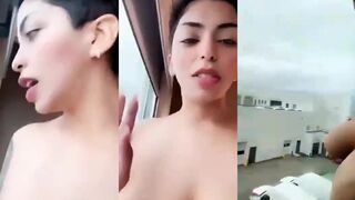 الهايجه طالعه  سكس  عريانه ملط في البكونه بتقول لحبيبها هتطلع تنكني ولا انزل انا عريانه كده