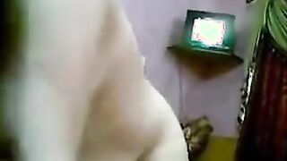 القحبه قعده بين رجلينا  فيلم سكس  عشقيها الهايج و نزله لحس في زبر وبضانوا و عمالها تمص صوابع رجلها عشان ينكها ويريح كسها